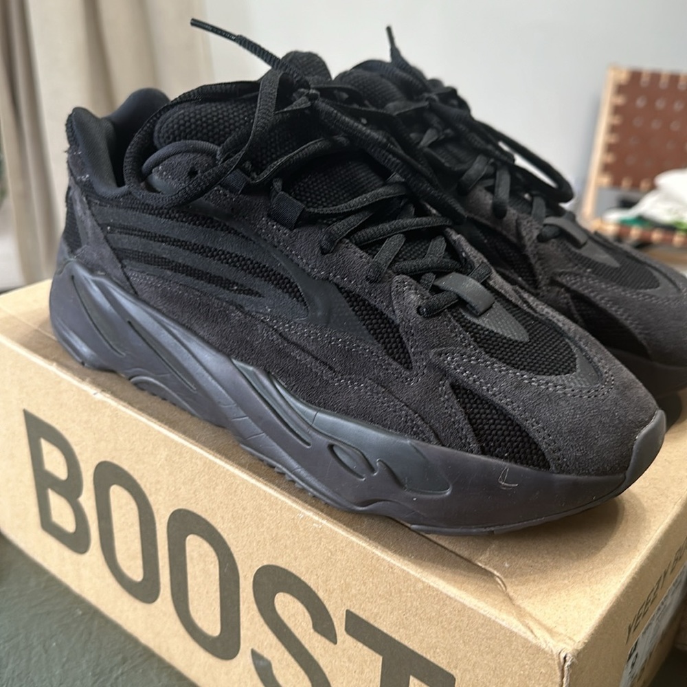Yezzy Boost 700 V2 Size 9 - image 4